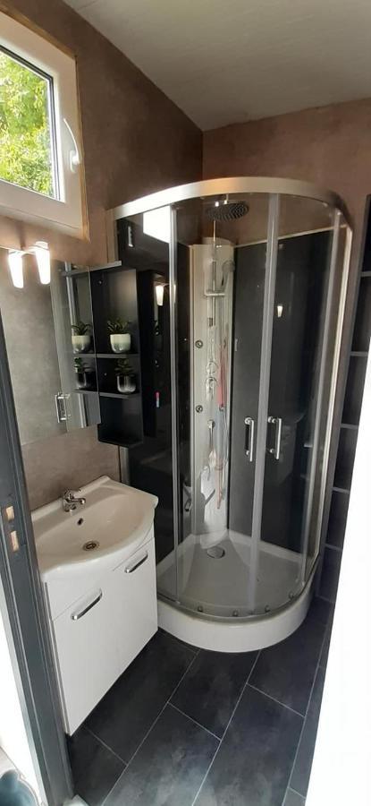 Chalet 2 Landgoedcamping Nienoord In Leek المظهر الخارجي الصورة